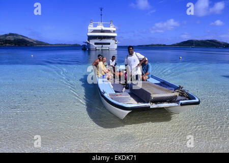 Blue Lagoon la nave di crociera i passeggeri in arrivo al Blue Lagoon Beach, Il Nanuya Lailai, Isola di Yasawa. Isole Figi. Sud Pacifico Foto Stock