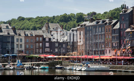 Barche ormeggiate in porto vicino alla banchina di edifici storici, ristoranti e caffetterie, Honfleur Town, Normandia Francia Foto Stock