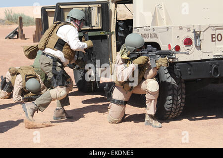 I membri del team BST-18 di BORTAC a El Paso, Texas, sono sottoposti a un addestramento avanzato prima del loro dispiegamento in Iraq, preparandosi per le operazioni in ambienti ad alto rischio. Foto Stock