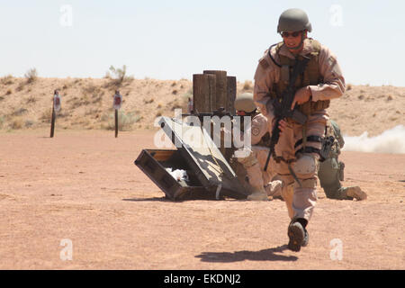 I membri del BORTAC della squadra BST-18 della U.S. Customs and Border Protection di El Paso, Texas, hanno ricevuto un addestramento tattico avanzato prima di essere dispiegati in Iraq. La formazione specializzata prepara il team per operazioni ad alto rischio in ambienti difficili. Foto Stock