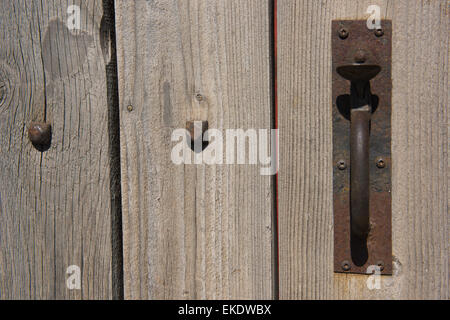 Fermo sulla vecchia porta di legno Foto Stock