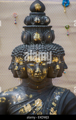 Statua del Buddha sulla montagna dorata a Bangkok in Tailandia Foto Stock