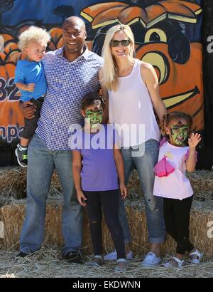 Byron Allen e sua moglie Jennifer Lucas prendere i loro figli al signor ossa Zucca Patch con: Byron Allen,Jennifer Lucas dove: Los Angeles, California, Stati Uniti quando: 05 Ott 2014 Foto Stock