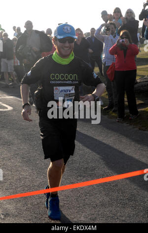 Kevin Carr completa il suo record correre intorno al mondo, tornando a Haytor Dartmoor Devon Regno Unito Foto Stock