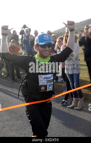 Kevin Carr completa il suo record correre intorno al mondo, tornando a Haytor Dartmoor Devon Regno Unito Foto Stock