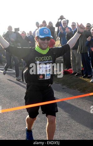 Kevin Carr completa il suo record correre intorno al mondo, tornando a Haytor Dartmoor Devon Regno Unito Foto Stock