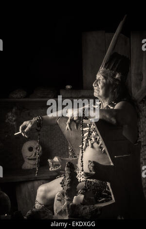 Shaman in Amazzonia ecuadoriana durante una vera e propria cerimonia Ayahuasca Modello rilasciato le immagini come si vede in aprile 2015 Foto Stock