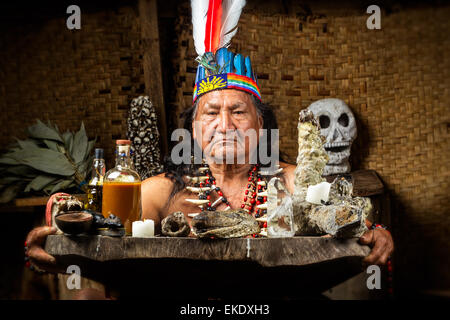 Shaman in Amazzonia ecuadoriana durante una vera e propria cerimonia Ayahuasca Modello rilasciato le immagini come si vede in aprile 2015 Foto Stock