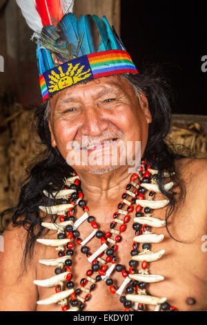 Shaman in Amazzonia ecuadoriana durante una vera e propria cerimonia Ayahuasca Modello rilasciato le immagini come si vede in aprile 2015 Foto Stock