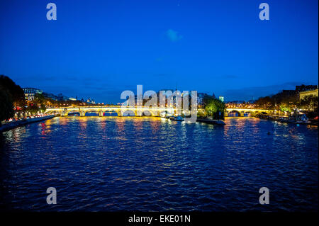 Parigi, Ponti, Francia, Ponti sulla Senna al tramonto Scenics, Pont Neuf con Ile de la Cité, Vista panoramica notturna, Parigi storica Foto Stock