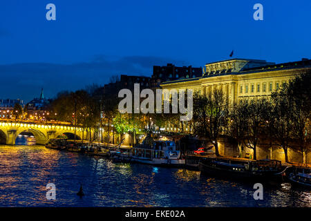 Parigi, Francia, Senna al Dusk Scenics, Pont Neuf con il Museo della Monnaie Foto Stock