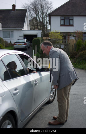 Mark Williams incontro gli elettori in Ceredigion, West Wales durante le elezioni generali 2015 Foto Stock