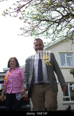 Mark Williams & Elizabeth Evans fuori incontro gli elettori in Ceredigion, West Wales durante le elezioni generali 2015 Foto Stock