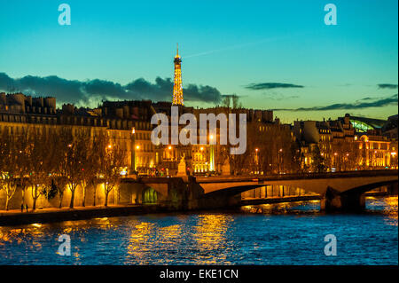 Notte di Parigi, Francia, Senna al tramonto, Foto Stock
