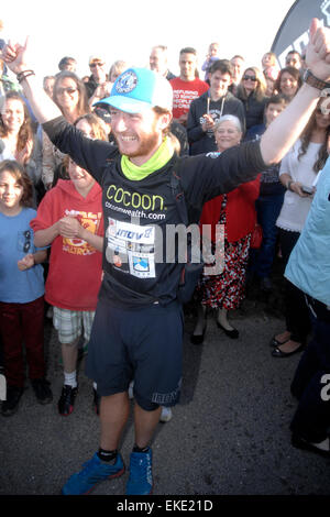 Kevin Carr completa il suo record correre intorno al mondo, tornando a Haytor Dartmoor Devon Regno Unito Foto Stock