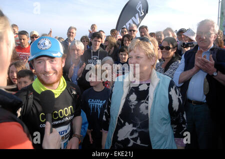 Kevin Carr completa il suo record correre intorno al mondo, tornando a Haytor Dartmoor Devon Regno Unito Foto Stock