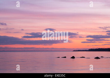 Un colorato tramonto sul lago Ontario a Waterworks Park di Oakville, Ontario, Canada. Foto Stock