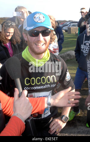 Kevin Carr completa il suo record correre intorno al mondo, tornando a Haytor Dartmoor Devon Regno Unito Foto Stock