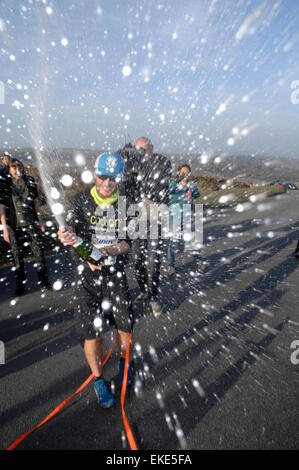 Kevin Carr completa il suo record correre intorno al mondo, festeggia con lo Champagne dopo il ritorno di Haytor Dartmoor Devon Regno Unito Foto Stock