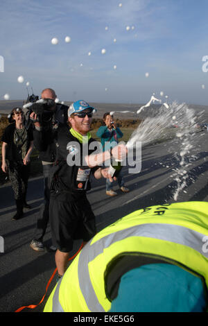 Kevin Carr completa il suo record correre intorno al mondo, festeggia con lo Champagne dopo il ritorno di Haytor Dartmoor Devon Regno Unito Foto Stock