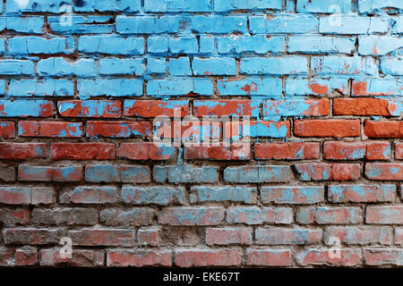 Vecchio rosso mattone metà parete dipinte in colore blu acceso un sacco di sfondo copyspace Foto Stock