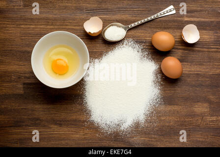 Close-up shot di overhead di ingrediente cookie sul legno. Foto Stock