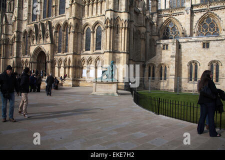 La statua dell'imperatore romano Costantino Costantino il Grande al di fuori del transetto sud della cattedrale di York Minster Yorkshire Inghilterra Foto Stock