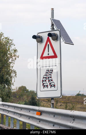 Signpostin con pannello fotovoltaico in autostrada Foto Stock