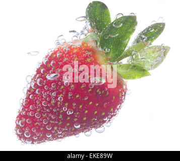 Fragole fresche in acqua con bolle Foto Stock