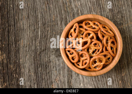 Ciotola di pretzel croccanti Foto Stock