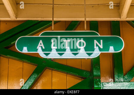 Alton Stazione ferroviaria segno, metà Hants Railway, Hampshire, Inghilterra, Regno Unito. Foto Stock