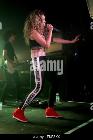 Ella Eyre suona dal vivo sul palco dell'Università di Newcastle Student Union Bar dotato di: Ella Eyre dove: Newcastle, Regno Unito quando: 05 Ott 2014 Foto Stock