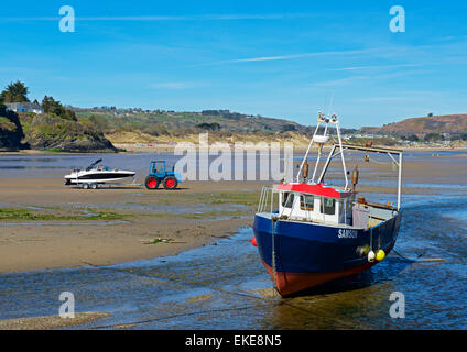 La pesca boach spiaggiata a bassa marea, Abersoch, Gwynedd, North Wales UK Foto Stock