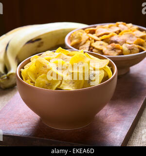 Bocce di salato (anteriore) e dolce (retro) piantaggine chip, un popolare snack in Sud America fotografati con luce naturale Foto Stock