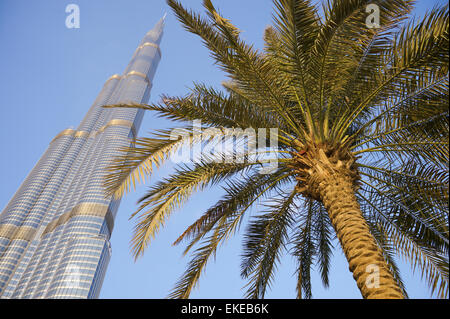 DUBAI, Emirati Arabi Uniti - 22 ottobre 2014: Il moderno in acciaio Burj Khalifa Tower si erge sopra la struttura Palm Tree. Foto Stock