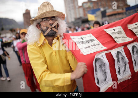 Bogotà, Colombia. 9 apr, 2015. Un uomo prende parte alla marcia per la pace, la marcatura della Giornata Nazionale della memoria e della solidarietà con le vittime dei conflitti armati, a Bogotà, in Colombia, in data 9 aprile 2015. © Jhon Paz/Xinhua/Alamy Live News Foto Stock