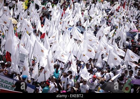 Bogotà, Colombia. 9 apr, 2015. Residenti prendere parte alla marcia per la pace, la marcatura della Giornata Nazionale della memoria e della solidarietà con le vittime dei conflitti armati, a Bogotà, in Colombia, in data 9 aprile 2015. © Jhon Paz/Xinhua/Alamy Live News Foto Stock