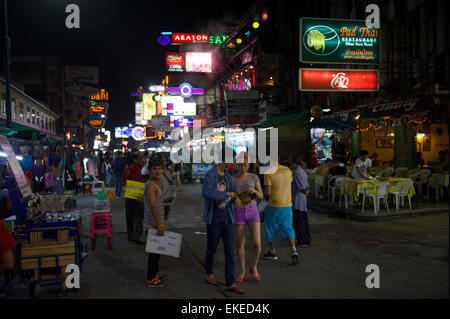 BANGKOK, Tailandia - 17 novembre 2014: turisti e fornitori di condividere la via pedonale su una tipica serata a Khao San Road Foto Stock