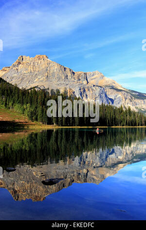 Le montagne si riflette nel Lago Smeraldo, Parco Nazionale di Yoho, British Columbia, Canada Foto Stock