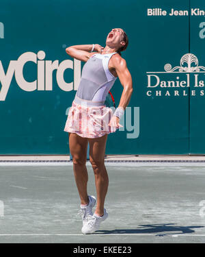 Charleston, Sc, STATI UNITI D'AMERICA. 9 apr, 2015. Charleston, SC - Apr 09, 2015: Andrea Petkovic (GER) [3] serve a Madison Brengle (USA) durante la loro partita durante il Family Circle Cup al Family Circle Tennis Center di Charleston, Sc.Andrea Petkovic avanza vincendo 6-4, 6-4 contro Madison Brengle Credito: csm/Alamy Live News Foto Stock