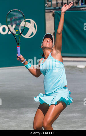 Charleston, Sc, STATI UNITI D'AMERICA. 9 apr, 2015. Charleston, SC - Apr 09, 2015: [7] Madison tasti (USA) serve a Andreea Mitu (ROU) durante la loro partita durante il Family Circle Cup al Family Circle Tennis Center di Charleston, Sc.Andrea Petkovic avanza vincendo 6-4, 6-4 contro Madison Brengle Credito: csm/Alamy Live News Foto Stock