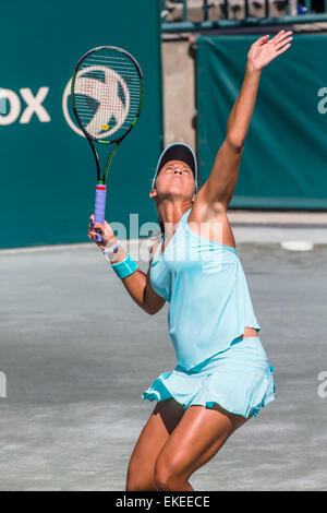 Charleston, Sc, STATI UNITI D'AMERICA. 9 apr, 2015. Charleston, SC - Apr 09, 2015: [7] Madison tasti (USA) serve a Andreea Mitu (ROU) durante la loro partita durante il Family Circle Cup al Family Circle Tennis Center di Charleston, Sc.Andrea Petkovic avanza vincendo 6-4, 6-4 contro Madison Brengle Credito: csm/Alamy Live News Foto Stock