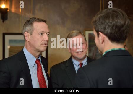 Ex Governatore del Maryland Martin O'Malley e Iowa Stato rappresentativo Scott Ourth visite con i partecipanti al Ourth è finalizzata alla raccolta di fondi. Foto Stock