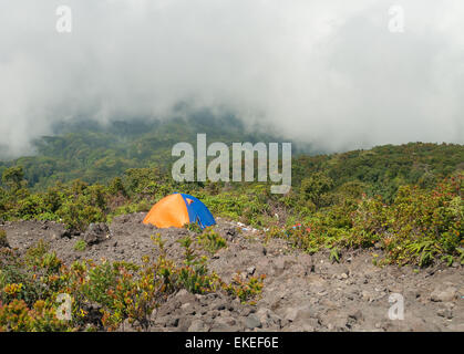 Tenda sulla montagna nella nebbia e nuvole. Vulcano Monte Merapi. Sumatra occidentale. Indonesia Foto Stock