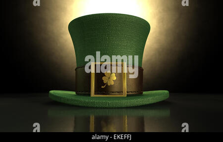 Un materiale verde leprechaun hat con un marrone cuoio banda emblazened con un oro shamrock e fibbia di un oscuro backgroun spotlit Foto Stock