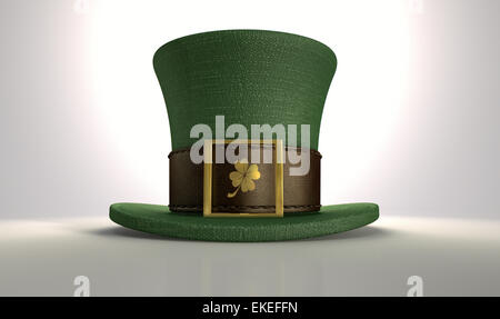 Un materiale verde leprechaun hat con un marrone cuoio banda emblazened con un oro shamrock e fibbia su un sfondo isolato Foto Stock