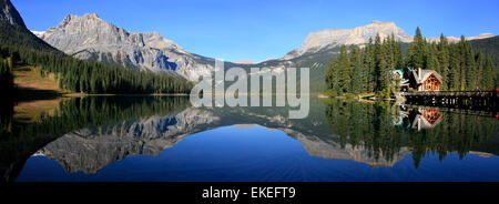 Vista panoramica delle montagne si riflette nel Lago Smeraldo, Parco Nazionale di Yoho, British Columbia, Canada Foto Stock