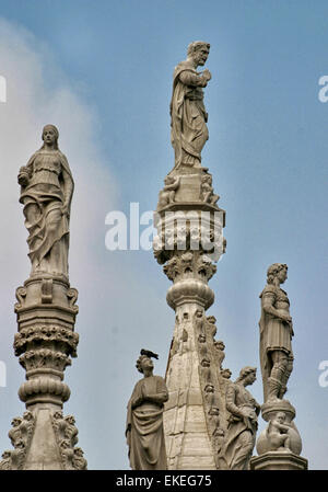 Venezia, Provincia di Venezia, Italia. 6 Ottobre, 2004. Molte statue sulle guglie che rappresentano le arti liberali sono sulla parte superiore del lato del cortile dell'arco trionfale dedicato al Doge Francesco Foscari (Arco Foscari).sulla facciata settentrionale del Palazzo Ducale). Il palazzo è la principale attrazione turistica di Venezia, la storica sede del governo veneziano e un Sito Patrimonio Mondiale dell'UNESCO. © Arnold Drapkin/ZUMA filo/Alamy Live News Foto Stock