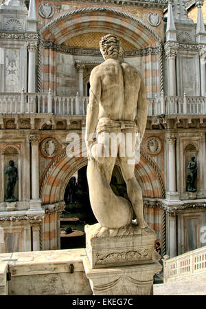 Venezia, Provincia di Venezia, Italia. 6 Ottobre, 2004. Una vista posteriore della gigantesca statua del dio romano Nettuno da Jacopo Sansovino, (1567), uno dei due sculture a guardia della Scalinata dei Giganti (Scala dei Giganti) nel cortile del Palazzo dei Dogi (Palazzo Ducale) a Venezia. In background è l'arco trionfale dedicato al Doge Francesco Foscari (Arco Foscari). Il palazzo è la principale attrazione turistica di Venezia, la storica sede del governo veneziano e un Sito Patrimonio Mondiale dell'UNESCO. © Arnold Drapkin/ZUMA filo/Alamy Live News Foto Stock