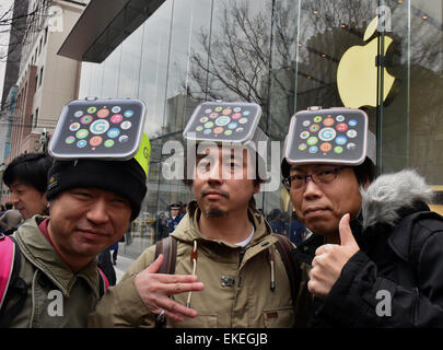 Tokyo, Giappone. 10 Aprile, 2015. Tokyo, Giappone. Decimo Apr, 2015. Una schiera di appassionati Apple raccoglie al suo store di Tokyo il raffinato quartiere di Omotesando venerdì mattina, 10 aprile 2014, per in-shop anteprime e provare-ons di Apple guarda per ottenere di prima mano sento per che cosa è e come funziona. Il gadget indossabile sarà in vendita dal mese di aprile 24. Credito: Aflo Co. Ltd./Alamy Live News Foto Stock